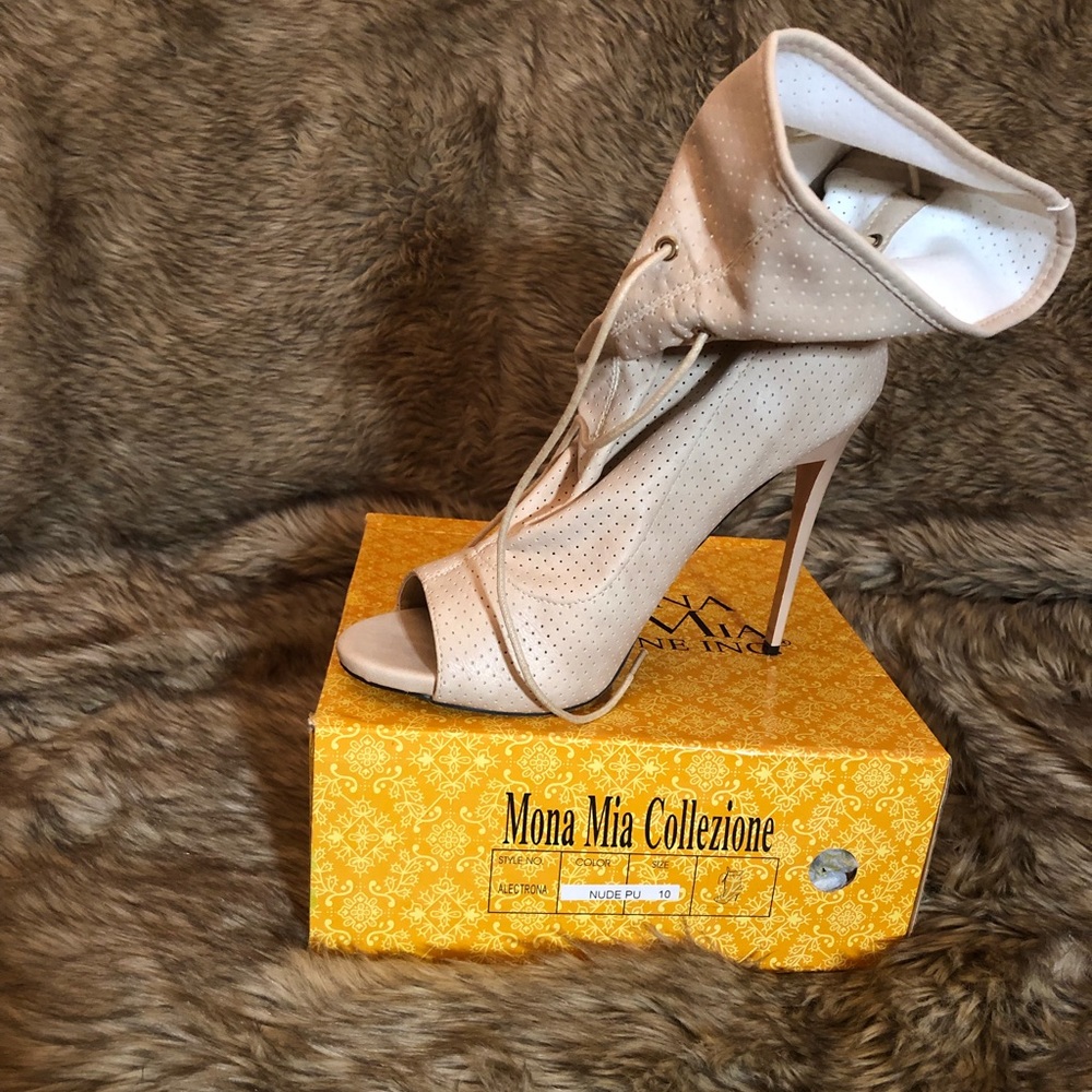 Nude heeled boot